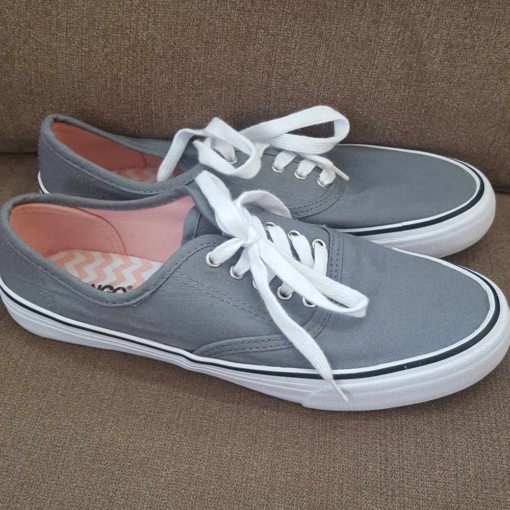 Bongo tennis shoes